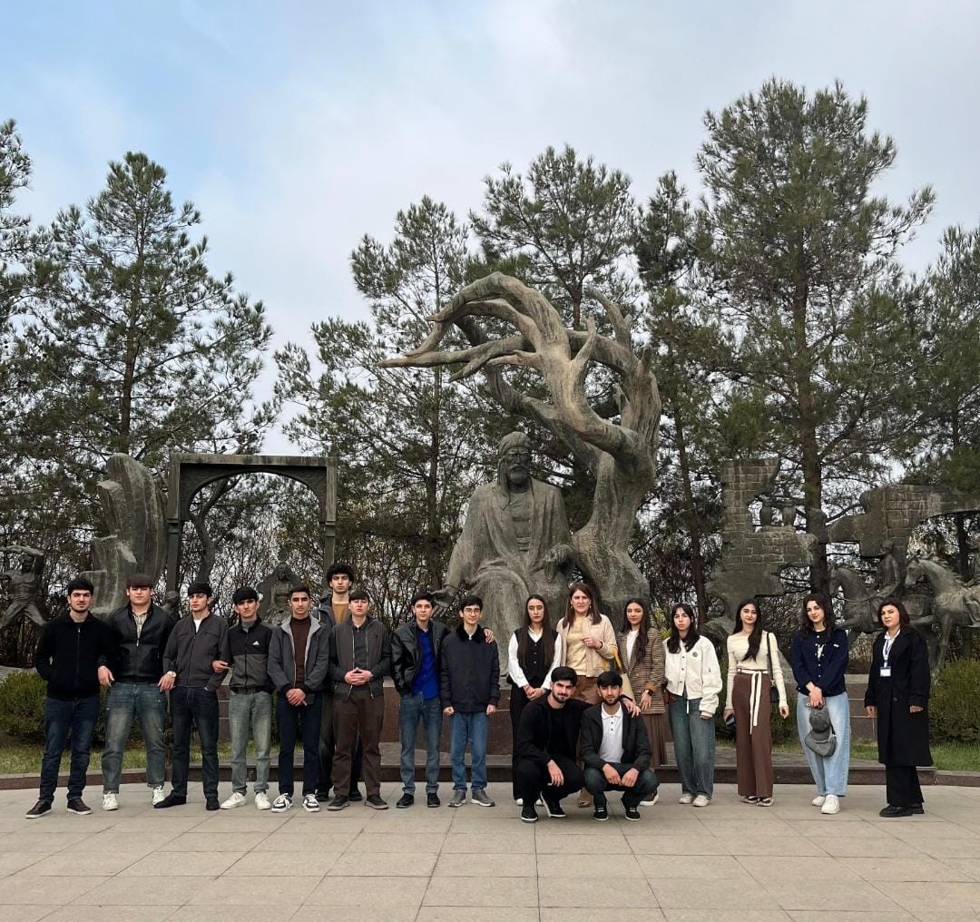 ADAU tələbələri Nizami Gəncəvi məqbərəsini ziyarət ediblər - FOTOLAR